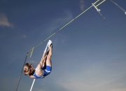 战术调整引发热议！，C罗在拜仁比赛中大比分获胜赛场气氛高涨