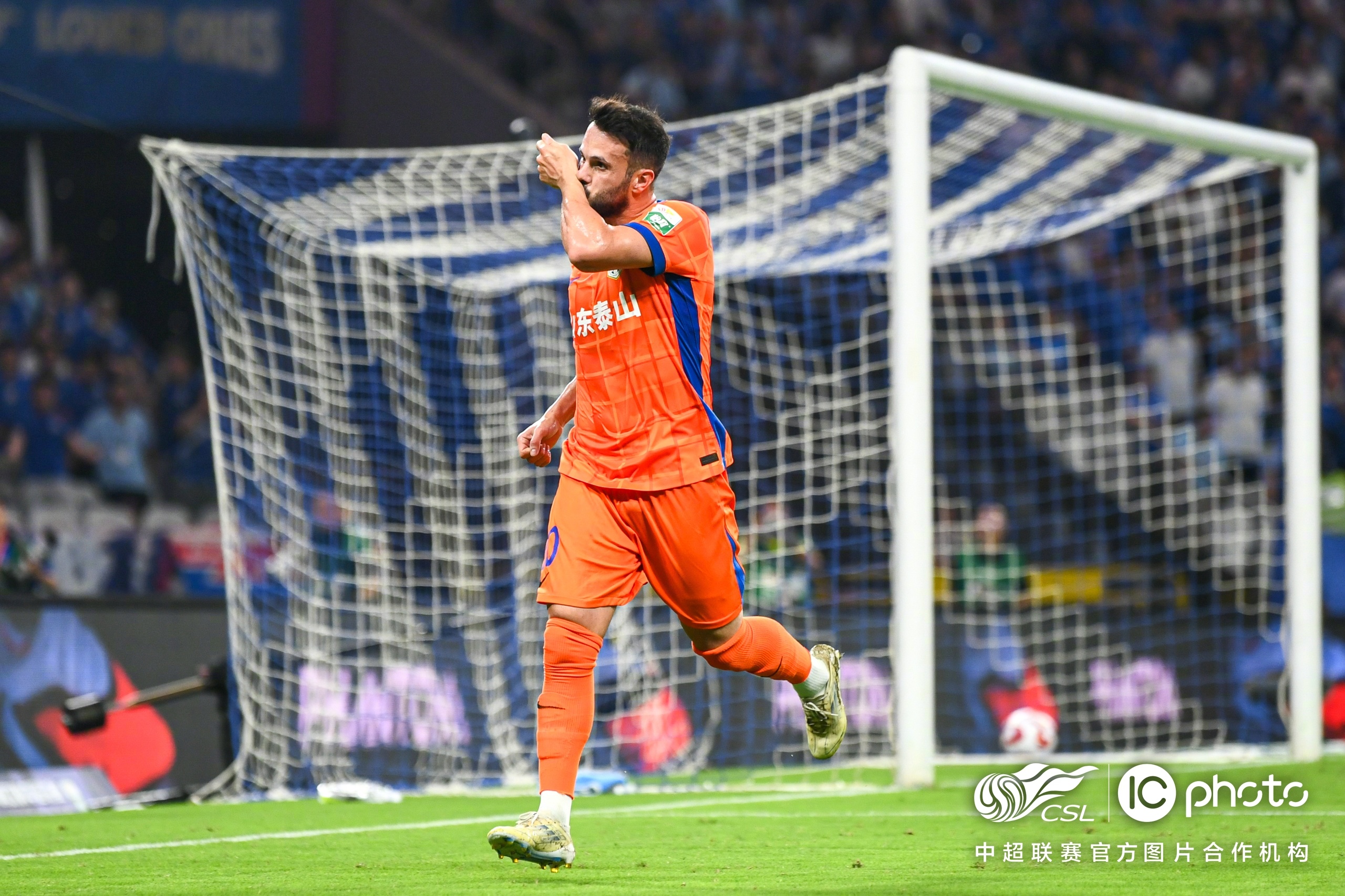 包含英超最新形势：山东泰山高居榜首，曼城强势追赶，冠军归属成迷的词条